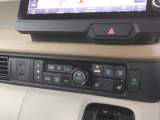 オートエアコン装着車で車内はいつも快適です!