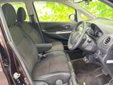 広々とした室内空間が快適なドライブを約束します。運転席からの視界も広く、運転操作もスムーズに行えます。ぜひ、実際に座って確かめてみてください。