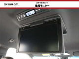 【後席モニター】 折りたたんで収納できるので使用しないときには邪魔になりません。長時間のドライブには是非音楽や映画を楽しんでください。(V12T-R66C)