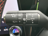 雨の日の運転をサポートするワイパーレバー。雨量を感知し、最適な拭き取りを実現します。視界を確保し、安全な運転を支援します。
