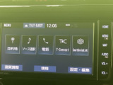 様々な機能にアクセスできるセンターディスプレイ。直感的な操作性で、快適なカーライフをサポートします。スマートフォンの連携も可能です。