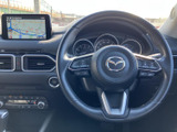 握りやすいステアリングは、運転の楽しさを向上させます。操作性にも優れ、快適なドライビングをサポート。長距離運転でも疲れにくい設計です。
