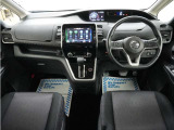 運転にかかわる様々な操作を安全に行えるように視点移動が少なく、操作性に配慮されたスイッチ類が凝縮されたコクピットです。
