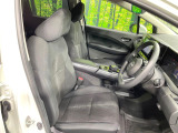 運転席まわりには十分なスペースがあり、大柄な方でもゆったり運転していただける環境です。