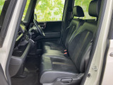 運転席からの視界は広く、運転操作もスムーズに行えます。細部までこだわった内装が、上質なドライブをサポートします。