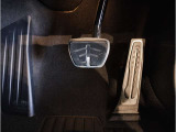 【ペダル】BMWはオルガン式アクセルペダルを採用しています。踏み込む足とペダルが同じ軌跡を描くため、かかとがずれにくく、アクセルコントロールがよりしやすくなるメリットがあります。