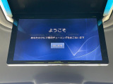 【12型フリップダウンモニター】大画面モニターで後席でもエンタメをお楽しみいただけます。小さなお子様にも大人気の装備です♪