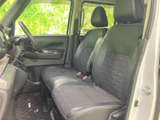 運転席周りはシンプルで操作しやすい配置。必要な情報を一目で確認でき、安全運転をサポートします。快適な運転環境です。