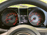 視認性の高いメーター類が、運転に必要な情報を分かりやすく表示。速度や回転数などを一目で確認でき、安全運転をサポートします。