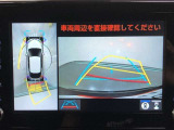 【パノラミックビューモニター】クルマの前後左右に搭載したカメラから取り込んだ画像を合成し、車両を上から見たような画像をディスプレイに表示します。