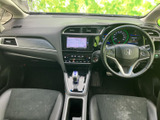 運転席からでは見えにくい後方状況を、画面で確認できます。安全な車庫入れをサポートします。