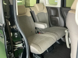 ホンダ車の低床ボディは、チャイルドシートへのお子さまの乗降や荷物の積載もスムーズ。後席にも左右分離式のアームレストがついております。ゆっくりおくつろぎいただけます。