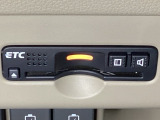 シートヒータースイッチの間にはETCがついており、高速道路の料金所の通過も楽々です!。