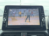 停車中にTVやビデオを楽しめる機能です。休憩時間にリラックスできる空間を提供します。長距離移動のお供に最適です。