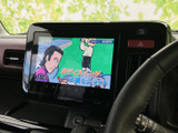 停車中に楽しめるTV機能。長距離移動の休憩時間に、ニュースや番組をチェックできます。快適な時間を過ごせる空間を演出します。