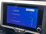 BluetoothやUSB接続で、お好みの音楽を快適に楽しめます。スマートフォンとの連携もスムーズに行えます。