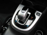 ハイブリッド車特有の小型セレクトノブは軽いタッチでスマートに走行できます!SモードスイッチをONにするとアクセルレスポンスの良い走りができます!