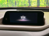 【8インチマツダコネクト】車内の雰囲気にマッチした大型のディスプレイ。スマホ接続でのナビ使用やBluetooth再生等、様々な機能が楽しめます。直感的なダイヤル操作が可能で、使い勝手も良好です。
