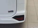 コーナーセンサーを車の前後に装備。障害物までの距離に応じて警告音を変えてお知らせ。縦列駐車時や駐車場・車庫などでの取り回しをサポートします。詳細は販売店スタッフまでおたずねください。