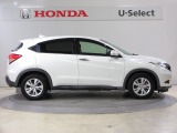 フロントドアからサイドウインドウ後端に向けて、ボディを駆け上がるダイナミックなキャラクターラインを採用。ロアボディとアッパーボディの塊感を強調。これまでにないクロスオーバーフォルムを完成させました。
