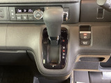 シフトはインパネシフト、パーキングブレーキは電子制御なので運転席と助手席の間はすっきりしています。