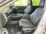 運転席からの視界は広く、運転操作もスムーズに行えます。上質な素材が、ドライバーを優しく包み込みます。快適な運転環境をご提供します。