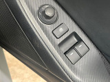 【電動格納ミラー】サイドミラーは電動格納式となっており、狭い駐車場でもキズがつくリスクを抑えられます。