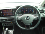 Volkswagen全車共通の上質な本革を使用した手触りのしっとりとしたステアリングです。唯一素肌が触れるハンドルは上位モデルと同じ握り心地になっております。