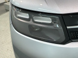 LEDヘッドライトは、点灯の瞬間から最大光量を発揮し、突然暗くなるトンネルなどでの安定感を高めます。