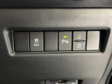 横滑り防止装置付き。運転の安全性を高めてくれる装置です。滑りやすい路面であっても、自動的にブレーキをかけスムーズに走行ができるシステムです。