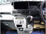『1台』のお車に対して、3名体制で日々議論を重ね仕入れを行っております。