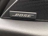 BOSEサウンドシステムを搭載。「良い音を出す」ではなく、その車種のごとに特徴を計算(車種専用設計)し、「反響音」を作り出すことによってどの座席でも自分中心で音が聴こえ、「心地よい空間」を作り出します。