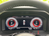 洗練されたデザインのメーターが、運転に集中できる空間を創出。車両情報を一目で確認でき、安心してドライビングを楽しめます。