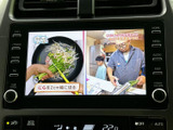 様々な情報を表示できるモニターで、ドライブの快適性を高めます。見やすい画面で、運転中の情報取得もスムーズに行えます。機能的な画面です。