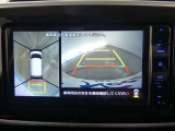 【全周囲モニター】車を上空から見下ろしたような映像をカーナビ画面に映し出し、車庫入れや縦列駐車をサポートしてくれます。