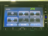CDやラジオ、Bluetoothなど多彩なソースに対応。お好みの音楽で快適なドライブをお楽しみいただけます。様々な音源を気軽に選択できます。