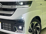 【LEDヘッドライト】悪天候や夜間走行時も良好な視界を確保し安心して運転できる高輝度LEDヘッドライトを装備!点灯速度が早く、消費電力も抑えられています。
