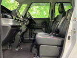 運転しやすい運転席まわりです。操作性にも優れ、快適なドライブをサポートします。広々とした空間も魅力です。