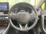 インテリアに合わせたデザインのステアリングは、運転される方のことも考え、運転しやすい形状、大きさです。是非一度、実際に触ってお確かめください。