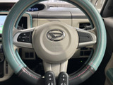 握りやすく、操作性の良いステアリング。運転姿勢に合わせた位置調整が可能で、快適なドライビングをサポートします。