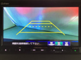 バックでの車庫入れも安心です! リアカメラが付いているバックモニター付のナビを装備しております。操作線もついており距離感も画面から確認できます。