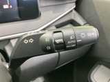 操作しやすいウインカーレバー。確実な操作感で、安全な車線変更をサポートします。指先で直感的に操作できます。