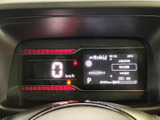 視認性の高いメーター類で、運転に必要な情報を的確に把握できます。運転状況を常に把握し、安全運転をサポートする機能も備えています。洗練されたデザインも魅力です。