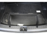サブトランク付ですので洗車道具や工具の収納に便利です。トノカバーも収納可能です。
