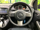 インテリアに合わせたデザインのステアリングは、運転される方のことも考え、運転しやすい形状、大きさです。是非一度、実際に触ってお確かめください。
