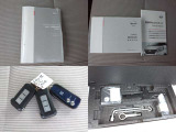 取扱説明書・メンテナンスノートです。スマートキーも2つ揃っております。