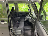 開放感のある室内空間が広がります。ドライバー視点からの視界も良好で、運転に集中できます。シートの質感も良好です。