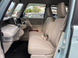 運転席からの視界は広く、運転操作もスムーズに行えます。ステアリング周りのデザインも洗練されています。