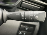 操作しやすい位置に配置されたウインカーレバーは、スムーズな車線変更をサポート。安全な運転に貢献します。