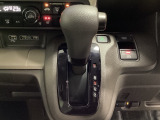 CVT車のセレクトレバーです。低速から高速まで、変速ショックのないスムーズな走りを実現するとともに、エンジン効率のよい領域を維持することで燃費にも貢献します。